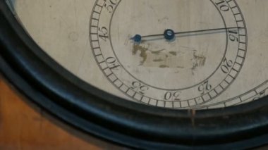 Saatin kolu eski, antika mekanik saatlerin kadranında hareket eder