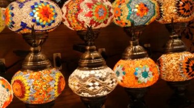 Grandbazar, İstanbul, Türkiye 'deki bir mağazada çok sayıda renkli Türk lambası bulunuyor. Markette geleneksel Renkli El Yapımı Asya Mozaik Renkli Cam Fenerleri. Arapça lambalar