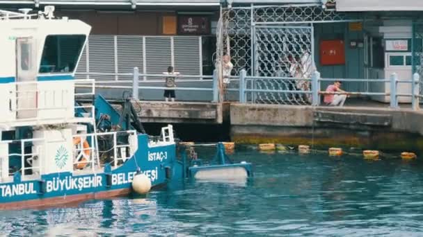 Istanbul, Türkei - 11. Juni 2019: Ein Wasseraufbereitungsschiff reinigt das Wasser und den Müll aus dem Marmarameer in der Nähe der Seebrücke. Seeschiff entfernt Müll aus dem Wassergebiet von Istanbul — Stockvideo