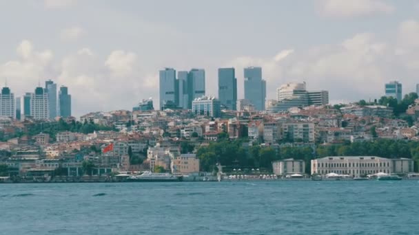 Istanbul, Türkei - 12. Juni 2019: Luxus-Wohnviertel auf grünen Hügeln am Meer, umgeben von viel Grün vor dem Hintergrund großer Wolkenkratzer von Geschäftszentren — Stockvideo