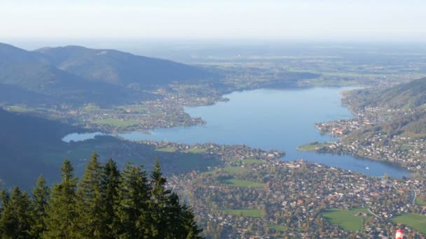 Bávaro claro lago Tegernsee vista desde arial arriba. Hermoso paisaje de lago de montaña en los Alpes bávaros, Alemania — Vídeos de Stock