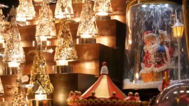 Güzel, parlak Noel ışıkları ve Noel Baba heykelciği üzerine yapay kar yağar.