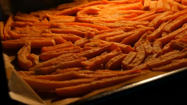 Papas fritas fritas en el horno casero — Vídeos de Stock