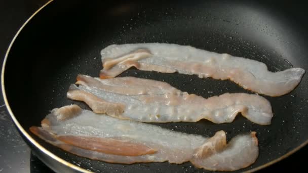 三片新鲜咸肉在平底锅中油炸 — 图库视频影像