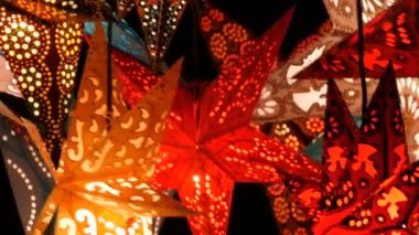 Almanya 'da Markette Dekoratif Beyaz Kırmızı Okunmuş Kağıt Noel Yıldızı Işıkları