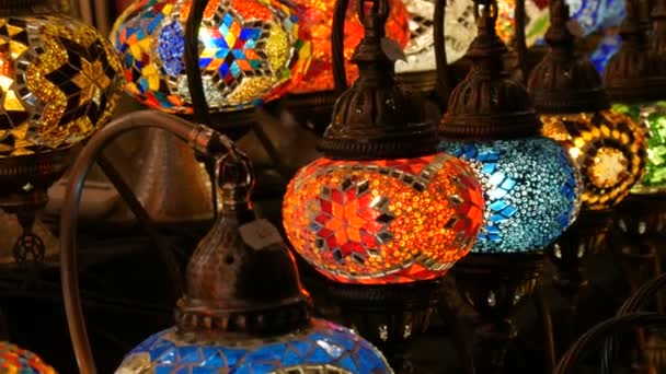 İstanbul'un ünlü Kapalıçarşı'sında tavan pazarında çok renkli Türk mozaik lambaları — Stok video