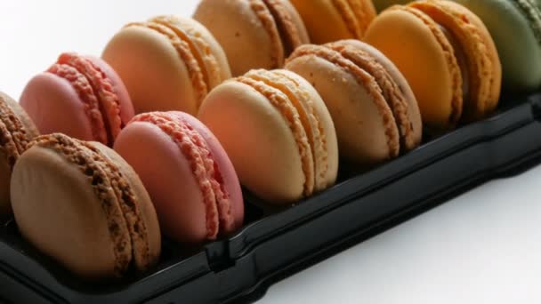 Macaron torta colorata in confezione regalo — Video Stock