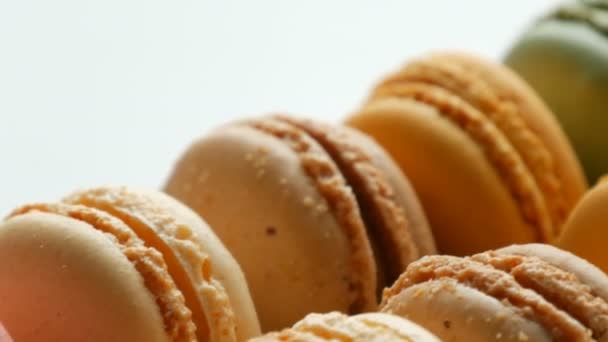 Macaron multicolorido ou macaroon em uma mesa branca — Vídeo de Stock