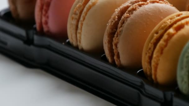 Macaron francesi colorati in confezione regalo su sfondo bianco — Video Stock