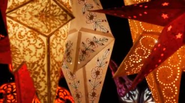 Noel pazarı Almanya'da Noel yıldız ışıkları parlayan güzel dekoratif kağıt
