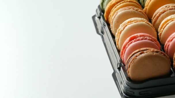 Veelkleurige macaron of macaroon op een witte tafel — Stockvideo