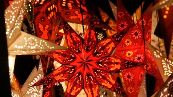 Papel decorativo bonito brilhando luzes de estrelas de Natal no mercado de Natal na Alemanha — Vídeo de Stock