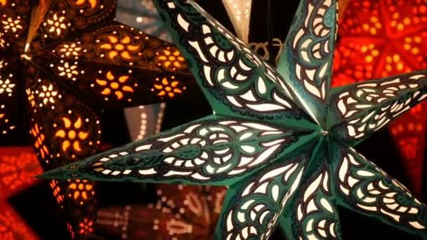 Декоративная красно-зеленая резная бумага Рождественские огни звезды на рынке в Германии — стоковое видео