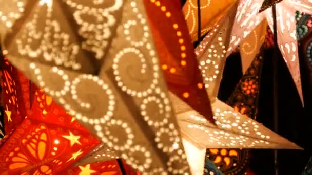 Часть декоративной белой красно-зеленой резной бумаги Рождественские огни звезды на рынке в Германии — стоковое видео
