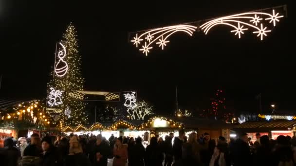 Wien, Österrike - 21 december 2019: Julmarknad framför stadshuset. Festligt inredda torget med kransar nära vilka turister och lokalbefolkningen gå. Stall med olika mat och saker — Stockvideo