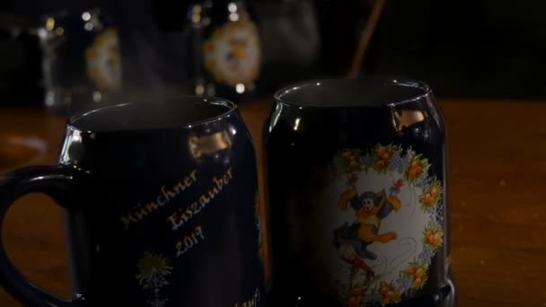 Munich, Allemagne - 15 décembre 2019 : Deux tasses de vin chaud chaud chaud chaud, boisson traditionnelle des marchés de Noël en Europe . — Video