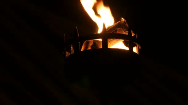 Fuego llamas en la antorcha medieval encendido en la oscuridad sobre
