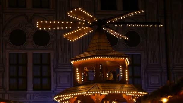 Mercado de pueblo de Navidad en el palacio imperial de residencia en Munich, Alemania. Parte del antiguo molino de Navidad, en el que hay figuras de madera que representan la Navidad — Vídeos de Stock