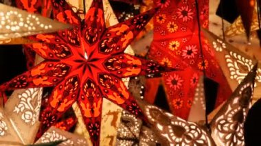 Noel pazarı Almanya'da Noel yıldız ışıkları parlayan güzel dekoratif kağıt