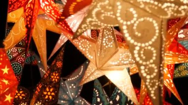 Noel pazarı Almanya'da Noel yıldız ışıkları parlayan güzel dekoratif kağıt