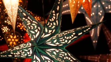 Almanya 'da Markette Dekoratif Beyaz Kırmızı Okunmuş Kağıt Noel Yıldızı Işıkları