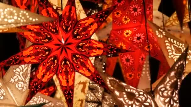 Όμορφο διακοσμητικό χαρτί λαμπερό φώτα αστέρια των Χριστουγέννων στην Χριστουγεννιάτικη αγορά στη Γερμανία — Αρχείο Βίντεο