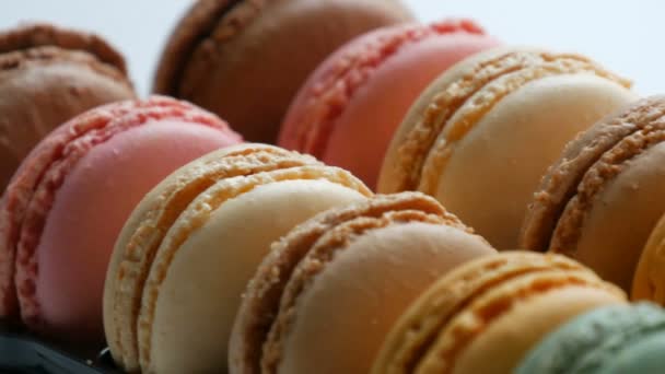 Macaron multicolor o macarrón sobre una mesa blanca — Vídeos de Stock