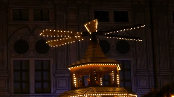 Marché du village de Noël dans le palais impérial de résidence à Munich, Allemagne. Partie de moulin de Noël antique, dans lequel il y a des figures en bois représentant Noël — Video