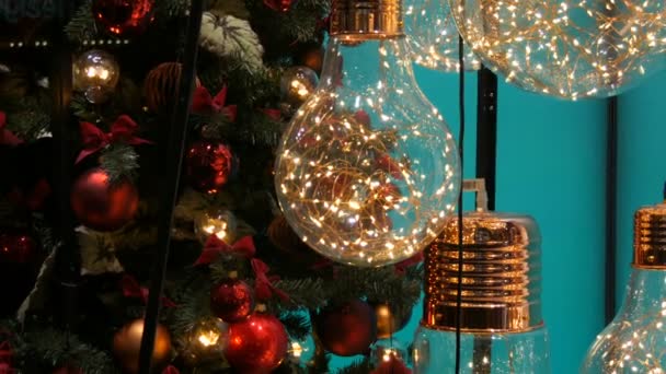 Hermosa decoración del escaparate de Navidad. Bolas de Navidad y lámparas eléctricas maravillosamente guirnaldas . — Vídeo de stock