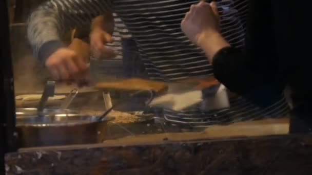 Chefs mãos em quiosque fast food preparar omeletes, panquecas, macarrão e outros pratos deliciosos. Vista lateral de mulheres e homens cozinha quatro mãos — Vídeo de Stock