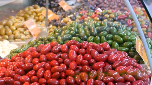 Viyana, Avusturya - 20 Aralık 2019: Yeşil, kırmızı, siyah zeytinli pazar sayacı. Vejetaryen yemeği. — Stok video