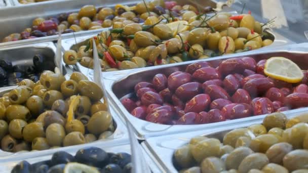 Marknads räknare med olika fyllda oliver av grönt, rött, svart. Vegetarisk mat — Stockvideo