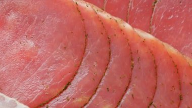 Salam ve dilimlenmiş jambon. Et tabağı.