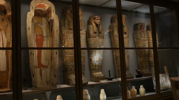 ウィーン、オーストリア- 2019年12月19日:美術史博物館内。古代エジプト史専攻。本物のサルコファギとミイラが博物館に並んで立っています — ストック動画