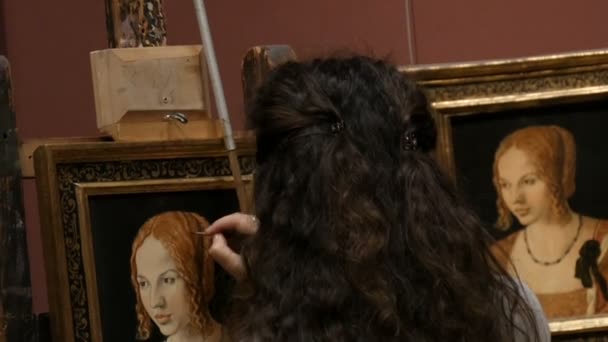 Vienna, Austria - December 19, 2019: Inside the Museum of the History of Art. Art gallery with world-famous paintings. The artist paints picture copy of the famous artist at the easel in art gallery — Stock Video