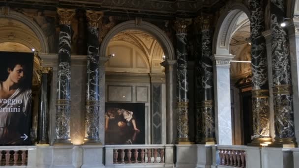 Vienna, Austria - December 19, 2019: Inside the Museum of the History of Art. Various columns and painted ceilings with walls — Stock Video