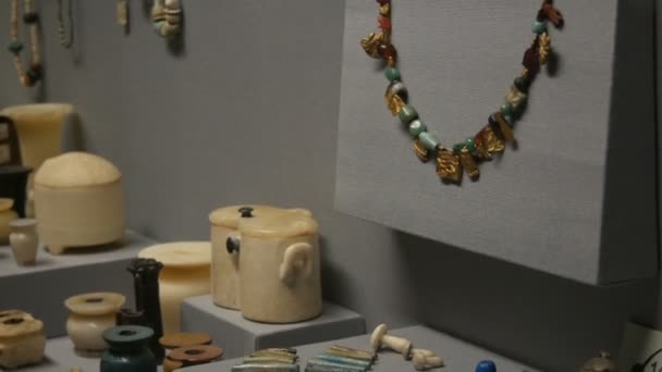 Viena, Austria - 19 de diciembre de 2019: Dentro del Museo de Historia del Arte. Departamento de Historia del Antiguo Egipto. Joyas de las mujeres egipcias antiguas, cuentas, pendientes, pulseras — Vídeo de stock