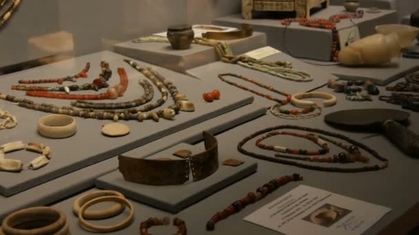 Viena, Austria - 19 de diciembre de 2019: Dentro del Museo de Historia del Arte. Departamento de Historia del Antiguo Egipto. Joyas de las mujeres egipcias antiguas, cuentas, pendientes, pulseras — Vídeos de Stock