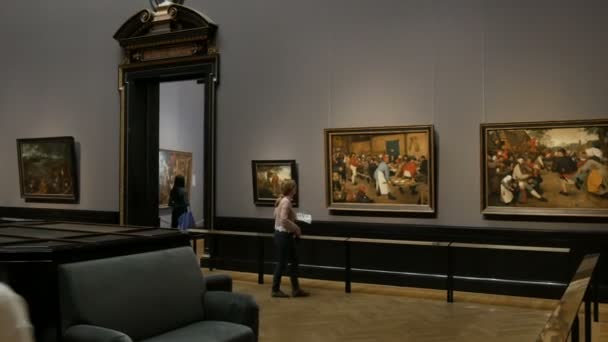 ウィーン、オーストリア- 2019年12月19日:美術史博物館世界的に有名なオランダ人画家ピーター・ブルーゲルの絵画展。世界最大級の作品展。アートギャラリー — ストック動画