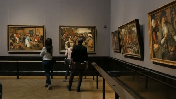 Вена, Австрия - 19 декабря 2019 года: Музей истории искусств. Экспозиция картин всемирно известного голландского художника Петра Брейгеля. Крупнейшая выставка его работ в мире. Галерея — стоковое видео
