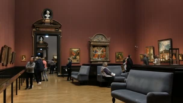 Βιέννη, Αυστρία - 19 Δεκεμβρίου 2019: Μέσα στο Μουσείο Ιστορίας της Τέχνης. Γκαλερί τέχνης με παγκοσμίου φήμης πίνακες ζωγραφικής. Οι επισκέπτες απολαμβάνουν το έργο διάσημων καλλιτεχνών — Αρχείο Βίντεο