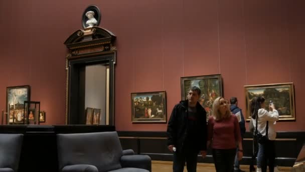 Vídeň, Rakousko - 19. prosince 2019: Uvnitř Muzea dějin umění. Galerie umění se světoznámými obrazy. Návštěvníci mají rádi práci slavných umělců — Stock video