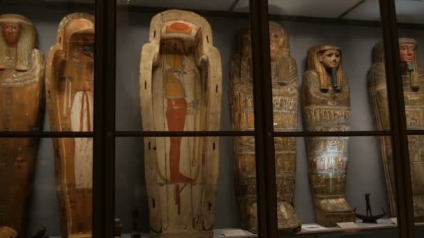 Vídeň, Rakousko - 19. prosince 2019: Uvnitř Muzea dějin umění. Oddělení dějin starověkého Egypta. Skutečné sarkofágy a mumie stojí v řadě v muzeu — Stock video