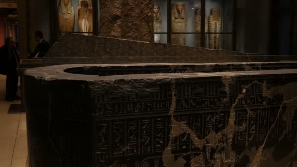 Wenen, Oostenrijk - 19 december 2019: Binnen in het Museum voor Kunstgeschiedenis. Afdeling Geschiedenis van het Oude Egypte. Grote stenen sarcofaag voor mummie op de tentoonstelling van de geschiedenis — Stockvideo