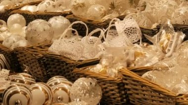 Viyana, Avusturya - 21 Aralık 2019: Beyaz Cam Noel oyuncakları ve dekorasyon topları Noel pazarının tezgahında. Gece Viyana Noel pazarını vurdu