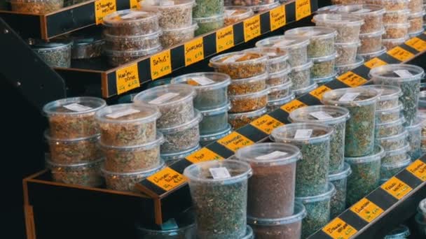 Market tezgahında çeşitli baharatlar. Cilantro, acı biber, tatlı biber, safran, zerdeçal, kekik, kekik sekmesi ve daha fazlası. Viyana, Avusturya. Alman fiyat etiketleri — Stok video