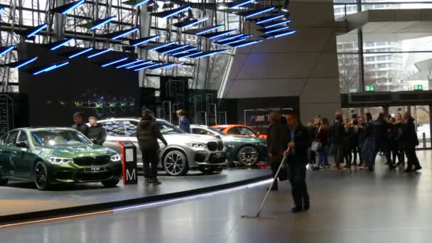 Múnich, Alemania - 16 de diciembre de 2019: Sala de exposiciones en el complejo BMW. Nuevo stand de coches avanzados en la exposición. Exposición moderna de los coches más nuevos en el mundialmente famoso Museo BMW Welt — Vídeos de Stock