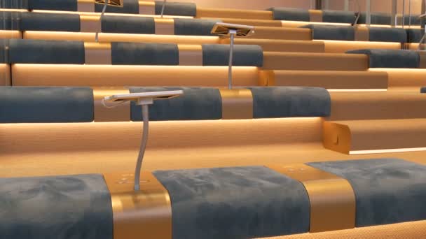 Moderní interiér prázdný konferenční sál modrá sedadla úhledné řady židle volné místo audienční sál posluchači obchod veřejná akce formální setkání nikdo uvnitř vzdělávání přednáška seminář místnost pronájem — Stock video