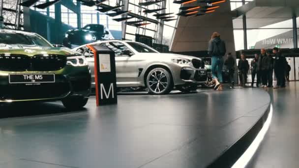 Monachium, Niemcy - 16 grudnia 2019: Sala wystawowa w kompleksie Bmw. Nowe zaawansowane samochody stoją na wystawie. Nowoczesna wystawa najnowszych samochodów w słynnym Bmw Welt Museum — Wideo stockowe