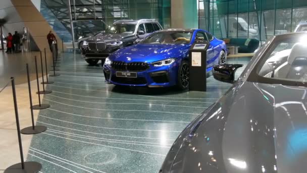 Münih, Almanya - 16 Aralık 2019: Bmw kompleksindeki sergi salonu. Yeni gelişmiş arabalar sergide. Dünyaca ünlü Bmw Welt Müzesi 'nin en yeni arabalarının modern sergisi — Stok video